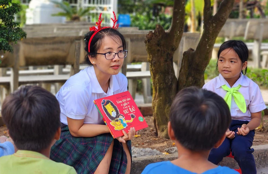 Chị Tuyết Ngân trong một buổi kể chuyện tại Kon Tum. Ảnh nhân vật cung cấp Chị Tuyết Ngân trong một buổi kể chuyện tại Kon Tum. Ảnh nhân vật cung cấp