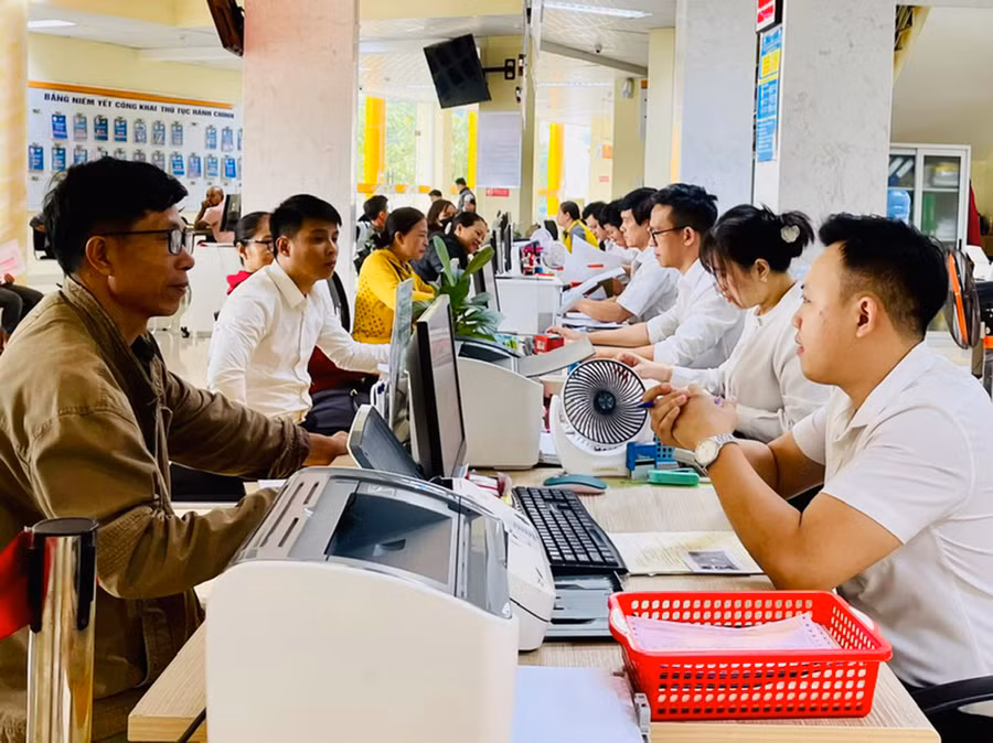 Người dân TP. Pleiku đến làm các hồ sơ giao dịch về đất đai tại bộ phận 1 cửa của chi nhánh VPĐKĐĐ. Ảnh: Hồng Thương