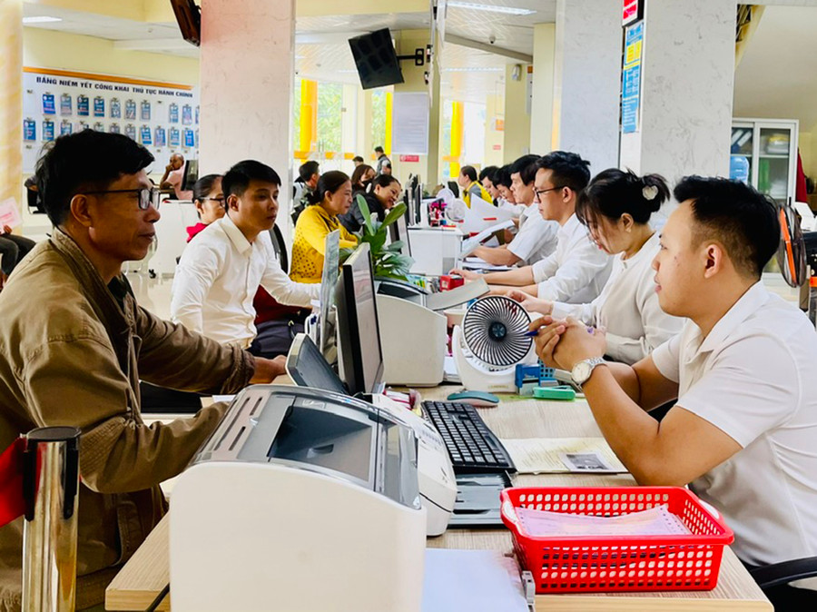 Người dân TP. Pleiku đến làm các hồ sơ giao dịch về đất đai tại bộ phận 1 cửa của chi nhánh VPĐKĐĐ. Ảnh: Hồng Thương Người dân TP. Pleiku đến làm các hồ sơ giao dịch về đất đai tại bộ phận 1 cửa của chi nhánh VPĐKĐĐ. Ảnh: Hồng Thương