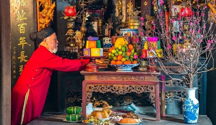 Người Việt thắp hương tưởng nhớ tổ tiên trong đêm giao thừa. Người Việt thắp hương tưởng nhớ tổ tiên trong đêm giao thừa.
