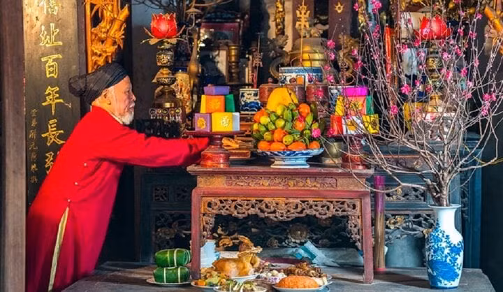 Người Việt thắp hương tưởng nhớ tổ tiên trong đêm giao thừa.