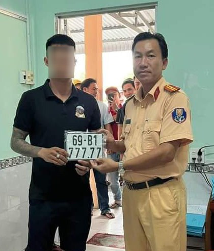 Anh X. may mắn bấm được biển số xe “ngũ quý” 7.