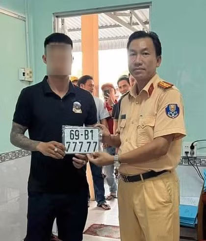 Anh X. may mắn bấm được biển số xe “ngũ quý” 7.