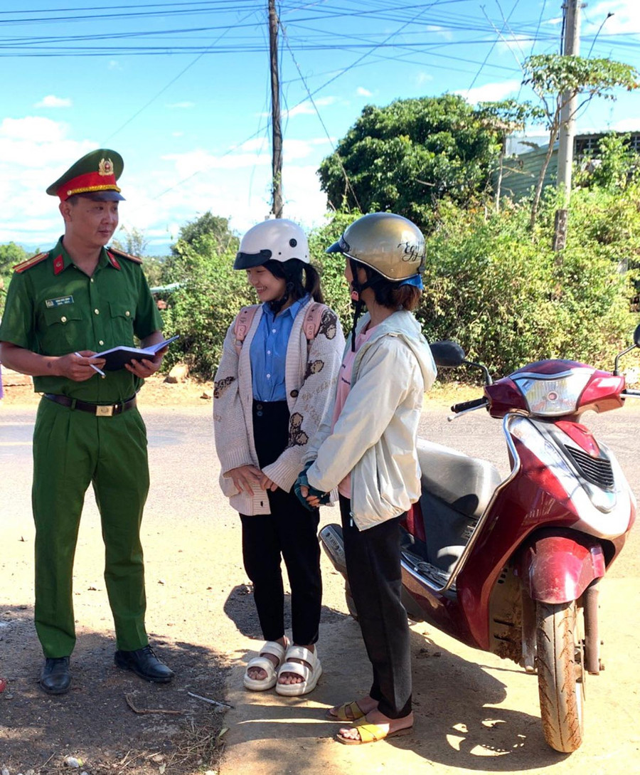 Công an huyện Chư Sê tuyên truyền, phổ biến về phương thức, thủ đoạn của tội phạm cho người dân. Ảnh: R.H Công an huyện Chư Sê tuyên truyền, phổ biến về phương thức, thủ đoạn của tội phạm cho người dân. Ảnh: R.H