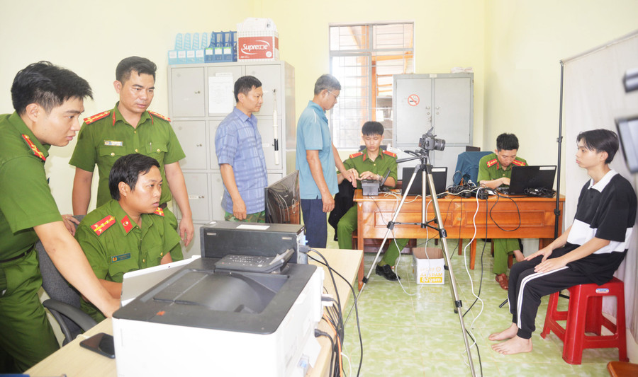 Cán bộ Công an xã Ia O (huyện Ia Grai) làm thủ tục cấp căn cước công dân. Ảnh: Thúy Trinh Cán bộ Công an xã Ia O (huyện Ia Grai) làm thủ tục cấp căn cước công dân. Ảnh: Thúy Trinh