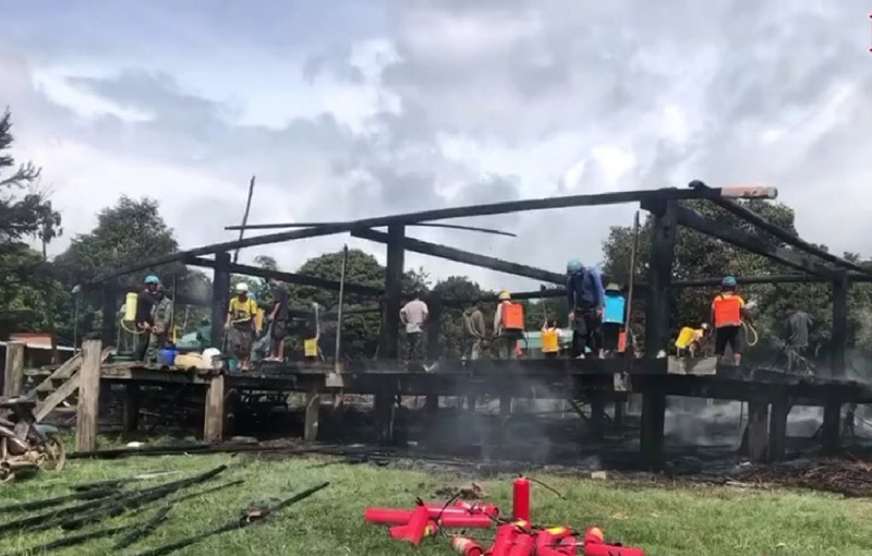 Nhà Rông làng Kon Băh bốc cháy sáng ngày 1/6. Nhà Rông làng Kon Băh bốc cháy sáng ngày 1/6.