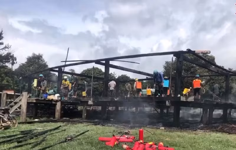 Nhà Rông làng Kon Băh bốc cháy sáng ngày 1/6.