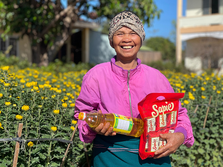 Đón nhận quà Tết, bà Seh (làng Ring Rai, xã Hà Bầu, huyện Đak Đoa) bày tỏ niềm vui bằng nụ cười thật hạnh phúc. Ảnh: T.D
