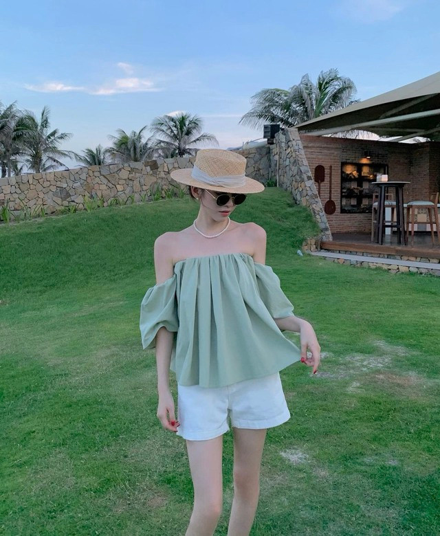 Thích nét nhẹ nhàng nữ tính, chị em hãy kết hợp quần shorts trắng với áo trễ vai màu xanh mint. Công thức này cho hiệu quả hack tuổi tốt. Để đảm bảo sự hài hòa cho tổng thể trang phục, chị em nên nhấn nhá bằng mũ cói, vòng cổ ngọc trai và kính râm đen. Thích nét nhẹ nhàng nữ tính, chị em hãy kết hợp quần shorts trắng với áo trễ vai màu xanh mint. Công thức này cho hiệu quả hack tuổi tốt. Để đảm bảo sự hài hòa cho tổng thể trang phục, chị em nên nhấn nhá bằng mũ cói, vòng cổ ngọc trai và kính râm đen.