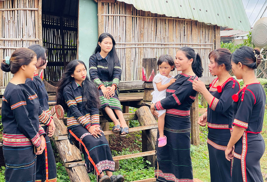Các thành viên của CLB đẩy mạnh công tác tuyên truyền tới từng gia đình, từng đoàn viên, hội viên về những hệ lụy của tảo hôn. Ảnh: Mai Ka