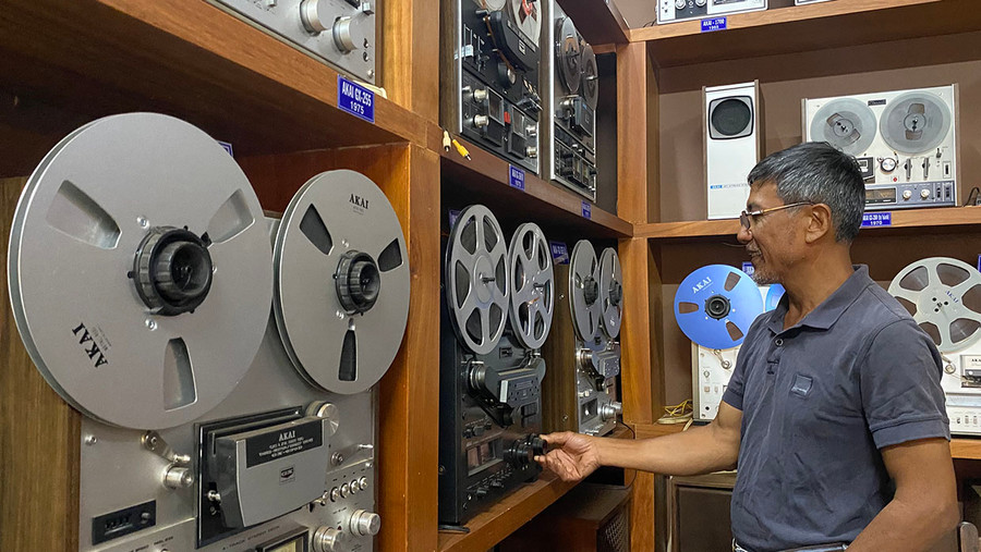 Bộ sưu tập các dòng máy đầu băng cối Akai của ông Võ Văn Hiền có gần đủ các model sản xuất từ thập niên 60, 70, 80. Ảnh: S.C