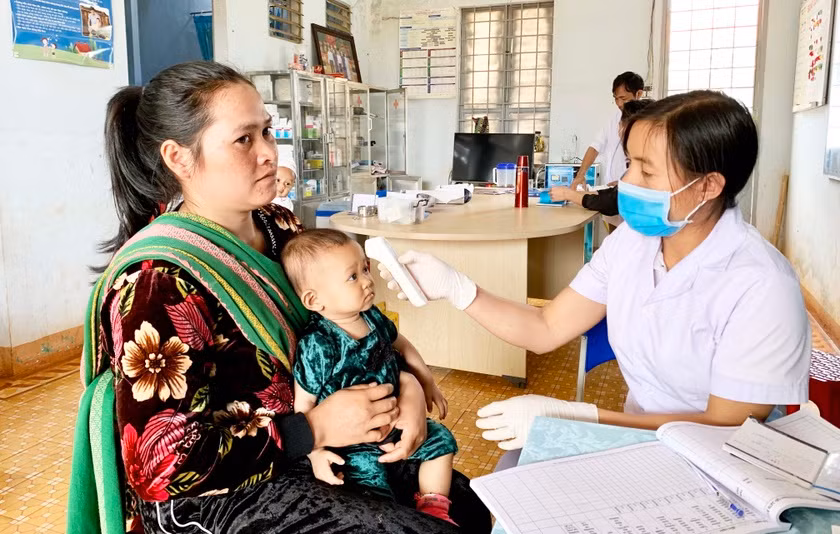 Tăng mức phụ cấp ưu đãi theo nghề đối với viên chức y tế dự phòng, y tế cơ sở lên 100%, áp dụng từ ngày 1-1-2022 đến hết ngày 31-12-2023. Ảnh: Như Nguyện