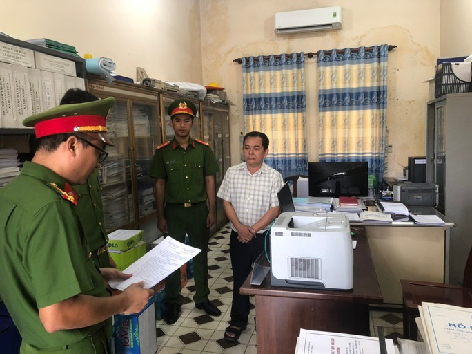 NÓNG: Bắt giam thêm 2 cán bộ liên quan vụ 500 căn biệt thự trái phép ở Đồng Nai - Ảnh 2. Nguyễn Văn Nhật Huy bị bắt