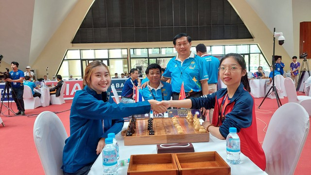 Kỳ thủ Phạm Thanh Phương Thảo (phải) xuất sắc đem về trận thắng cho đội tuyển Việt Nam. Ảnh: Minh Thắng Kỳ thủ Phạm Thanh Phương Thảo (phải) xuất sắc đem về trận thắng cho đội tuyển Việt Nam. Ảnh: Minh Thắng