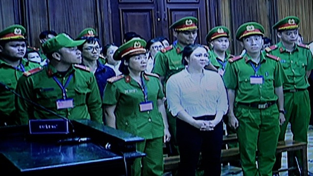 Bị cáo Nguyễn Phương Hằng tại toà