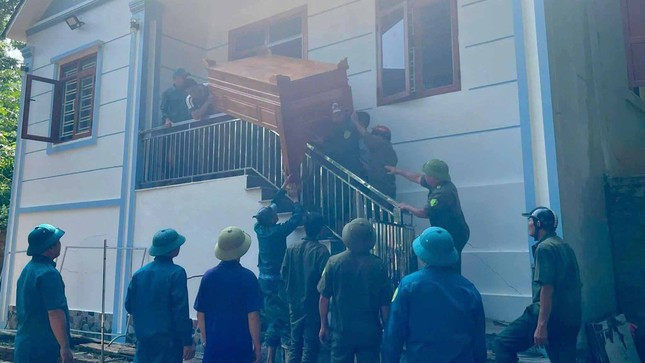 Trước nguy cơ sạt lở, gần 100 hộ dân ở Hòa Bình phải đi sơ tán khẩn cấp. Trước nguy cơ sạt lở, gần 100 hộ dân ở Hòa Bình phải đi sơ tán khẩn cấp.