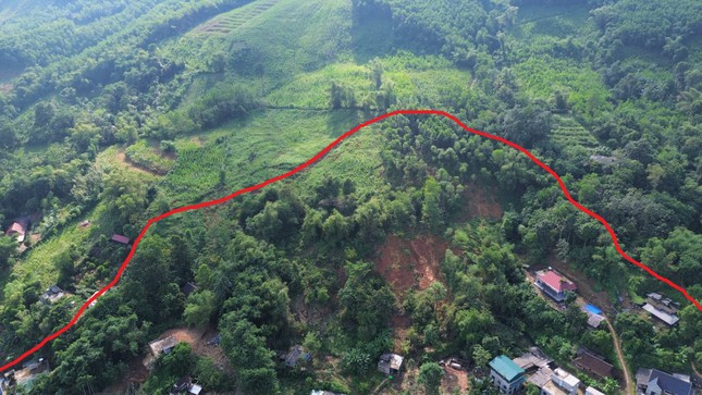 Các rãnh nứt trên đồi tại xã Tuân Đạo dài hàng trăm mét, bao trọn khu dân cư. Các rãnh nứt trên đồi tại xã Tuân Đạo dài hàng trăm mét, bao trọn khu dân cư.