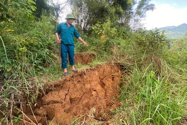 Các vết nứt, sụt lún vẫn ngày một phát triển. Các vết nứt, sụt lún vẫn ngày một phát triển.