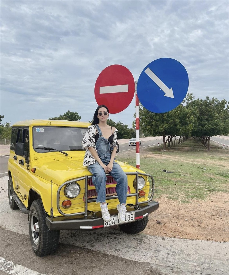 Trong loạt ảnh khác, cô diện trang phục năng động check-in cùng xe jeep leo đồi cát. Ảnh: Instagram nhân vật Trong loạt ảnh khác, cô diện trang phục năng động check-in cùng xe jeep leo đồi cát. Ảnh: Instagram nhân vật