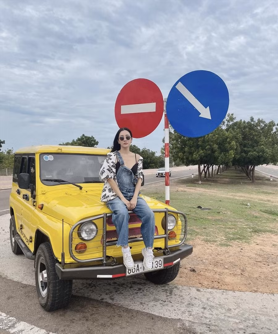 Trong loạt ảnh khác, cô diện trang phục năng động check-in cùng xe jeep leo đồi cát. Ảnh: Instagram nhân vật