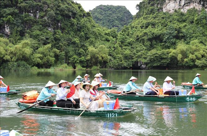 Chủ tịch Thượng viện Australia Sue Lines cùng Phó Chủ tịch Quốc hội Nguyễn Thị Thanh và các đại biểu tham quan Khu du lịch sinh thái Tràng An.