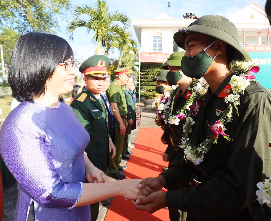 Tỉnh ủy viên, Phó Chủ tịch UBND tỉnh Nguyễn Thị Thanh Lịch động viên các thanh niên huyện Đak Pơ trước khi lên đường nhập ngũ. Ảnh: Văn Ngọc