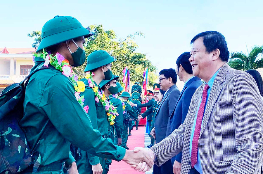 Dự lễ giao-nhận quân tại huyện Chư Păh, Ủy viên Ban Thường vụ Tỉnh ủy, Chủ nhiệm Ủy ban Kiểm tra Tỉnh ủy Thái Thanh Bình tặng hoa, chúc mừng và động viên các thanh niên tiếp bước cha anh, lên đường thực hiện nhiệm vụ bảo vệ Tổ quốc. Ảnh: Sơn Ca Dự lễ giao-nhận quân tại huyện Chư Păh, Ủy viên Ban Thường vụ Tỉnh ủy, Chủ nhiệm Ủy ban Kiểm tra Tỉnh ủy Thái Thanh Bình tặng hoa, chúc mừng và động viên các thanh niên tiếp bước cha anh, lên đường thực hiện nhiệm vụ bảo vệ Tổ quốc. Ảnh: Sơn Ca