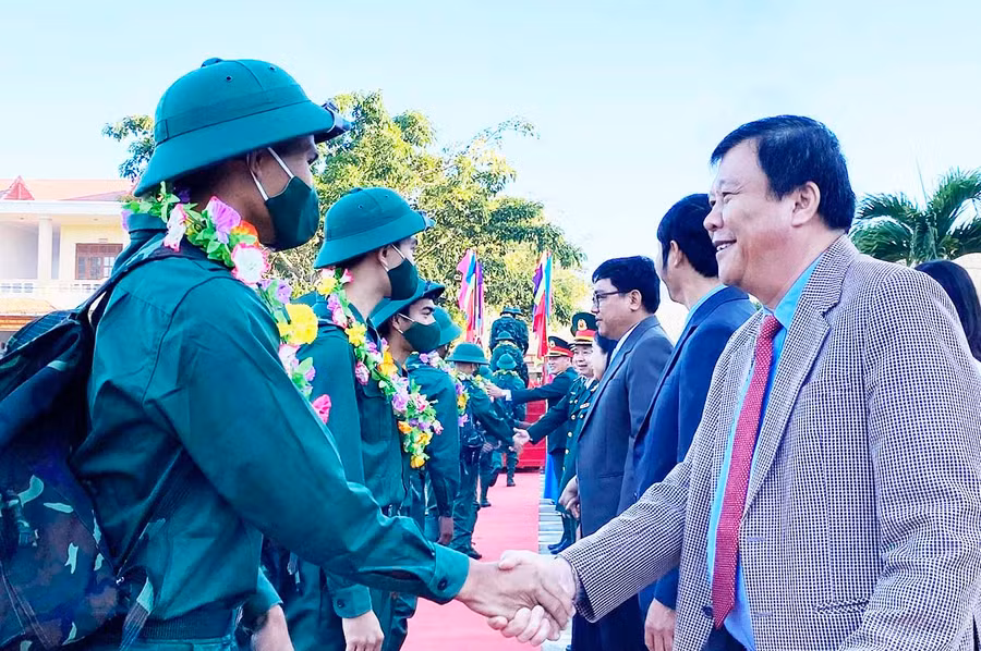 Dự lễ giao-nhận quân tại huyện Chư Păh, Ủy viên Ban Thường vụ Tỉnh ủy, Chủ nhiệm Ủy ban Kiểm tra Tỉnh ủy Thái Thanh Bình tặng hoa, chúc mừng và động viên các thanh niên tiếp bước cha anh, lên đường thực hiện nhiệm vụ bảo vệ Tổ quốc. Ảnh: Sơn Ca