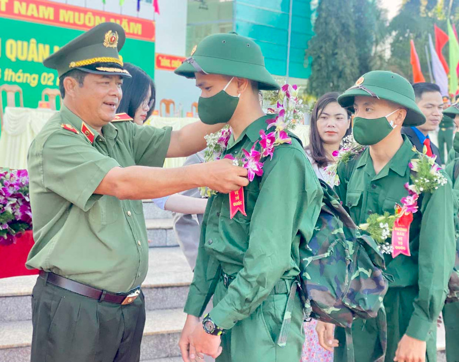 Thiếu tướng Rah Lan Lâm-Ủy viên Ban Thường vụ Tỉnh ủy, Giám đốc Công an tỉnh tặng hoa cho các thanh niên huyện Chư Prông trước khi bước qua cầu vinh quang lên đường nhập ngũ. Ảnh: Hà Duy Thiếu tướng Rah Lan Lâm-Ủy viên Ban Thường vụ Tỉnh ủy, Giám đốc Công an tỉnh tặng hoa cho các thanh niên huyện Chư Prông trước khi bước qua cầu vinh quang lên đường nhập ngũ. Ảnh: Hà Duy