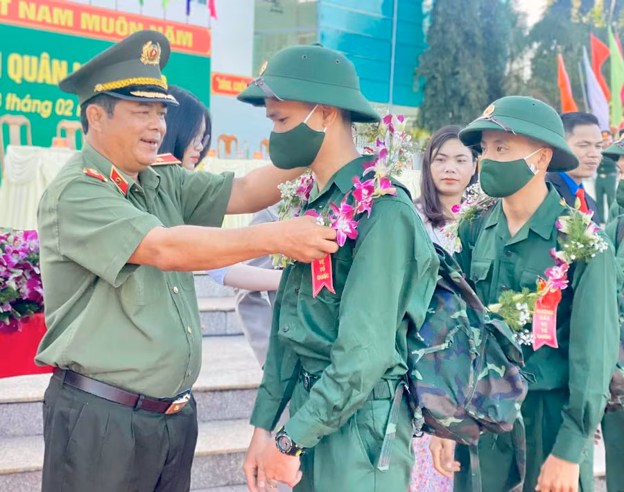 Thiếu tướng Rah Lan Lâm-Ủy viên Ban Thường vụ Tỉnh ủy, Giám đốc Công an tỉnh tặng hoa cho các thanh niên huyện Chư Prông trước khi bước qua cầu vinh quang lên đường nhập ngũ. Ảnh: Hà Duy