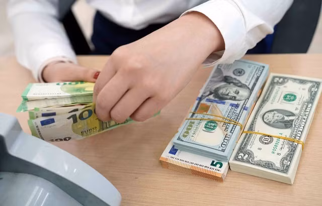 Giá USD tăng trong tuần khi euro và yen Nhật đi xuống. Ảnh: NGỌC THẮNG