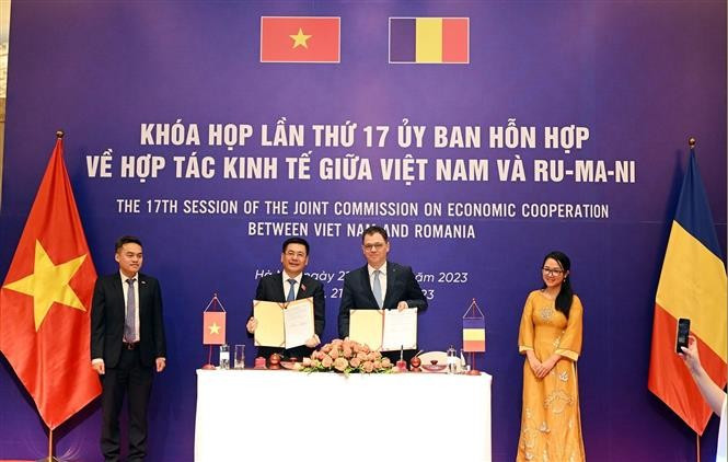 Bộ trưởng Bộ Công Thương Nguyễn Hồng Diên và Bộ trưởng Bộ Kinh tế, Doanh nghiệp và Du lịch Romania Stefan-Radu Oprea ký biên bản kết thúc Khóa họp lần thứ 17 Ủy ban Hỗn hợp Việt Nam-Romania về Hợp tác Kinh tế, ngày 21/11/2023. (Ảnh: Trần Việt/TTXVN) Bộ trưởng Bộ Công Thương Nguyễn Hồng Diên và Bộ trưởng Bộ Kinh tế, Doanh nghiệp và Du lịch Romania Stefan-Radu Oprea ký biên bản kết thúc Khóa họp lần thứ 17 Ủy ban Hỗn hợp Việt Nam-Romania về Hợp tác Kinh tế, ngày 21/11/2023. (Ảnh: Trần Việt/TTXVN)