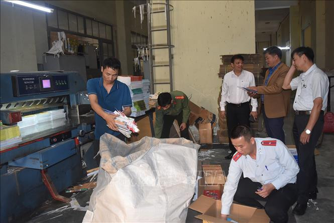 Đoàn kiểm tra tiến hành tiêu hủy gần 1.000 cuốn sách giáo khoa không rõ nguồn gốc.