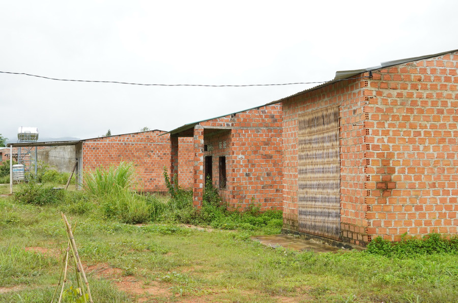 Nhiều căn nhà tại khu tái định cư ở xã Đăk Long (huyện Đăk Hà) cửa đóng then cài. Ảnh: VP