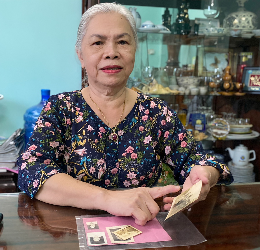 Bà Vy Thị Hồng Sơn kể về những ngày làm giao bưu. Ảnh: H.D Bà Vy Thị Hồng Sơn kể về những ngày làm giao bưu. Ảnh: H.D