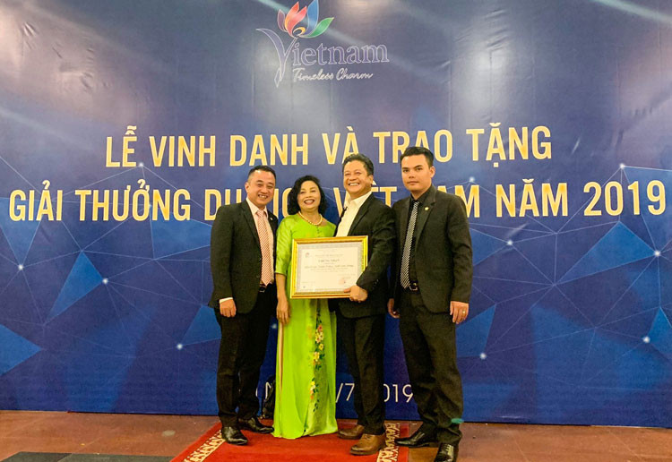 Ban lãnh đạo Khách sạn Dalat Palace và chứng nhận giải thưởng "10 khách sạn 5 sao tốt nhất Việt Nam" Ban lãnh đạo Khách sạn Dalat Palace và chứng nhận giải thưởng "10 khách sạn 5 sao tốt nhất Việt Nam"