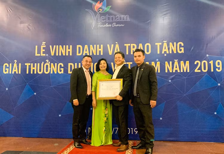 Ban lãnh đạo Khách sạn Dalat Palace và chứng nhận giải thưởng "10 khách sạn 5 sao tốt nhất Việt Nam"