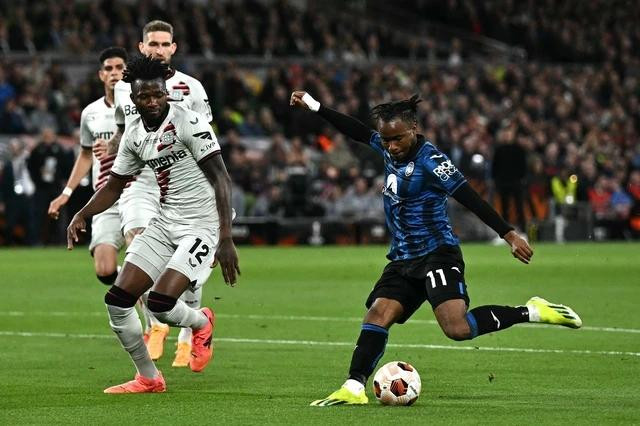 Ademola Lookman (phải) tỏa sáng với cú hat-trick giúp Atalanta vô địch Europa League. Ảnh AFP