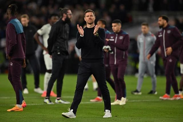 Nỗi thất vọng của HLV Alonso khi không thể giúp Leverkusen nối dài chuỗi bất bại ấn tượng. Ảnh AFP