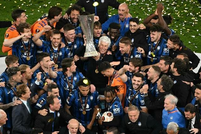 HLV Gapserini nâng cúp vô địch Europa League, đánh dấu 8 năm thành công khi dẫn dắt Atalanta. Ảnh AFP