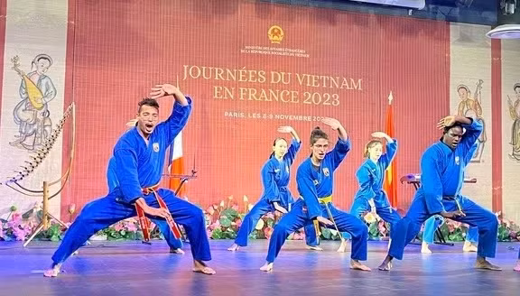 Môn sinh vovinam biểu diễn ở sự kiện "Ngày Việt Nam tại Pháp" năm 2023. Ảnh: TRỌNG TRINH