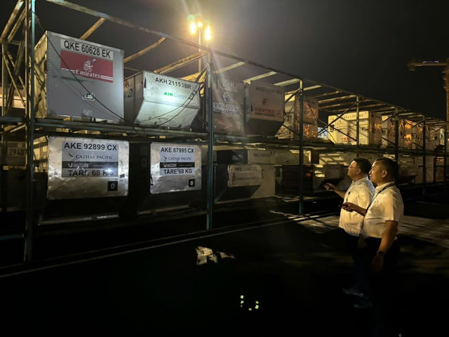 Kiểm tra bãi tập kết phương tiện. Ảnh: Phan Công