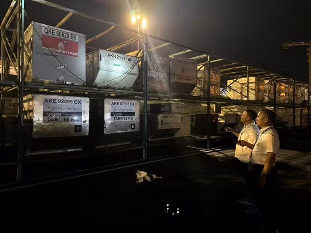 Kiểm tra bãi tập kết phương tiện. Ảnh: Phan Công