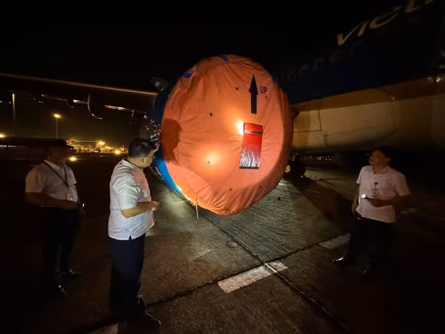 Giám đốc Cảng hàng không quốc tế Nội Bài Tô Tử Hà kiểm tra vị trí đỗ máy bay. Ảnh: Phan Công