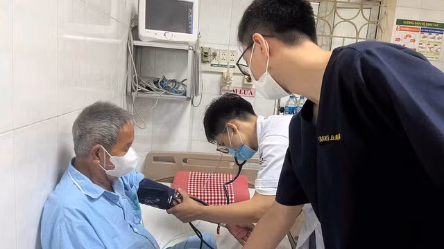 Điều dưỡng thực hiện y lệnh của bác sĩ