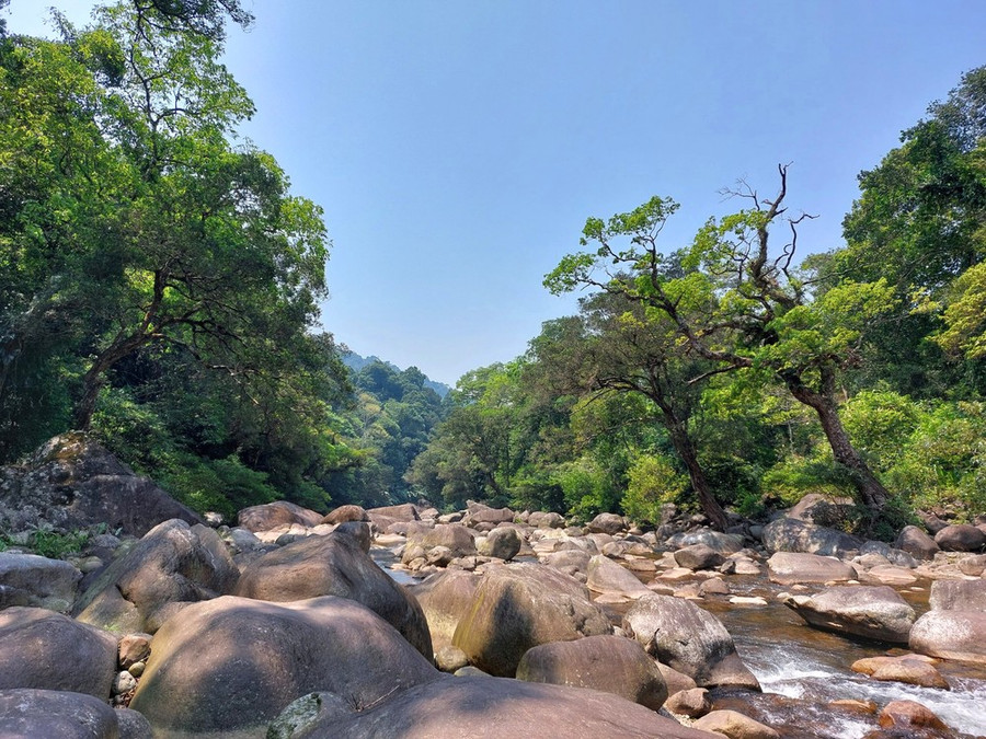 Bãi đá đẹp dọc bờ suối.