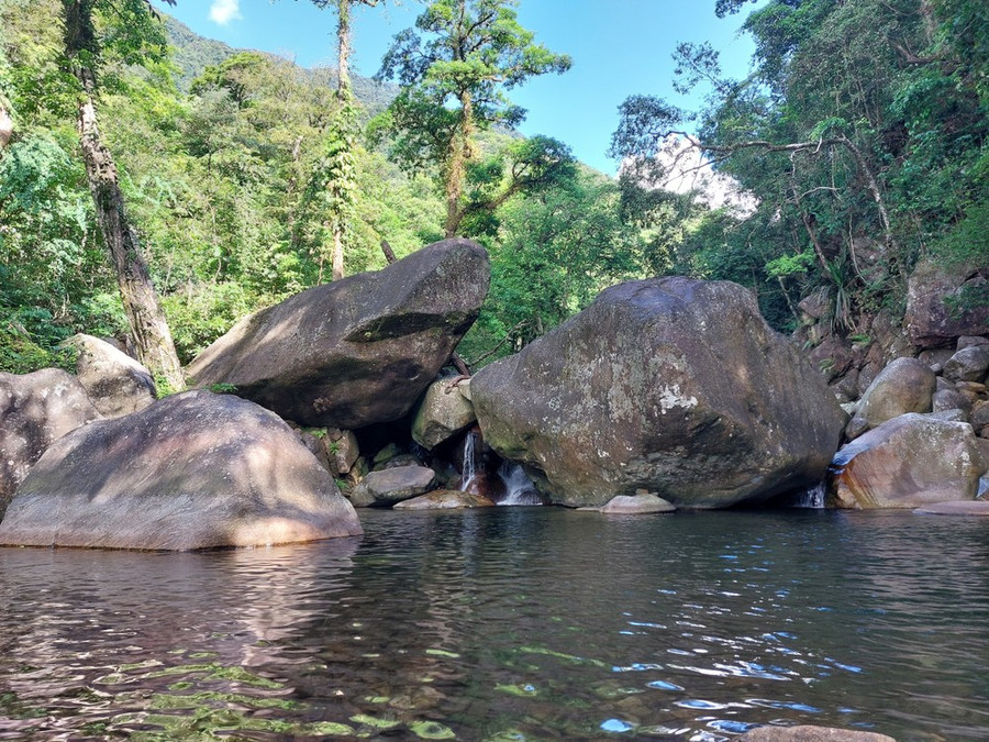 Hồ nước bên dòng suối.