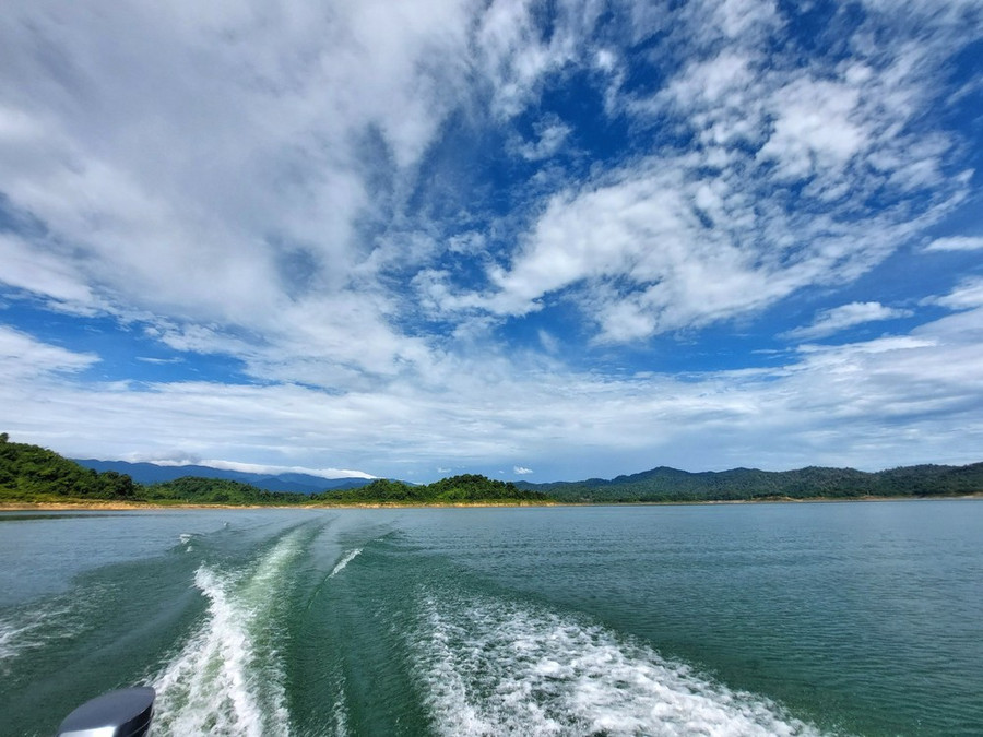 Mặt nước trong xanh trên lòng hồ Ngàn Trươi.