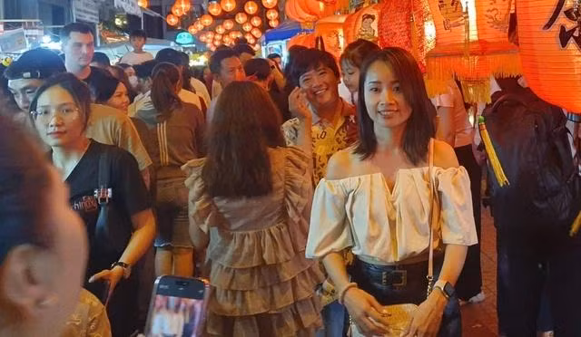 Người trẻ check-in tại phố lồng đèn