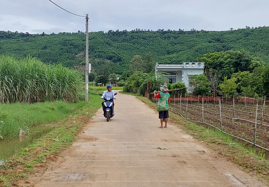 Đường vào thôn Drok (xã Chư A Thai) được bê tông hóa giúp người dân lưu thông thuận lợi. Ảnh: N.H Đường vào thôn Drok (xã Chư A Thai) được bê tông hóa giúp người dân lưu thông thuận lợi. Ảnh: N.H
